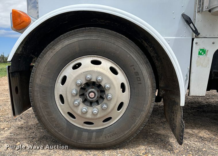 image for item NE9051 2000 Peterbilt 379  semi truck