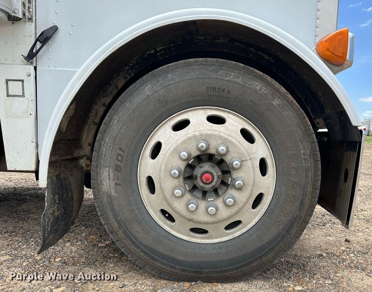 image for item NE9051 2000 Peterbilt 379  semi truck