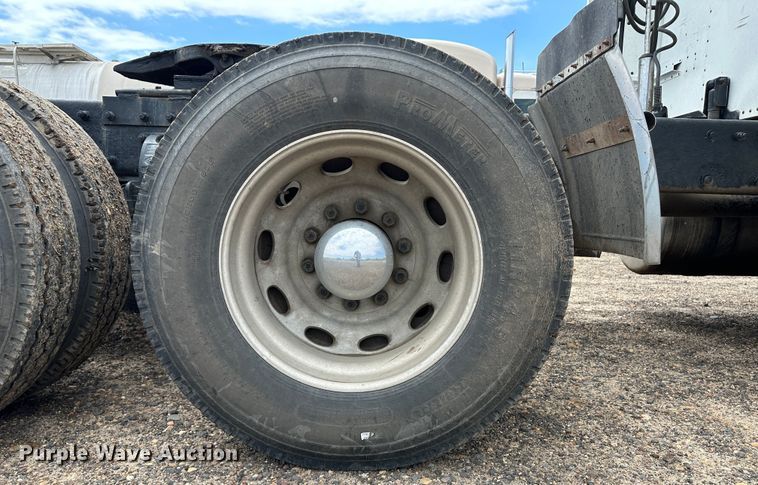 image for item NE9051 2000 Peterbilt 379  semi truck