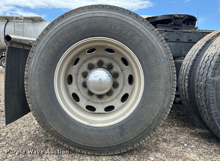 image for item NE9051 2000 Peterbilt 379  semi truck