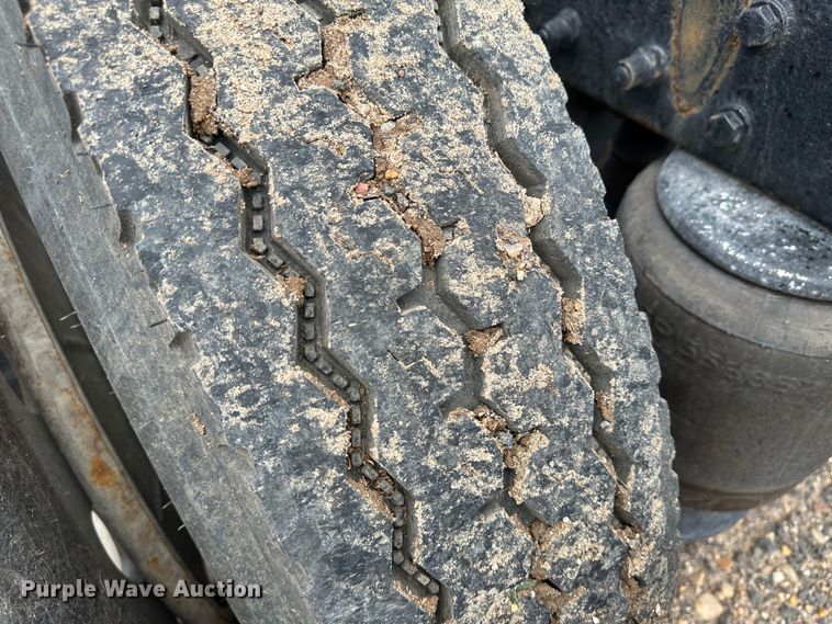 image for item NE9051 2000 Peterbilt 379  semi truck