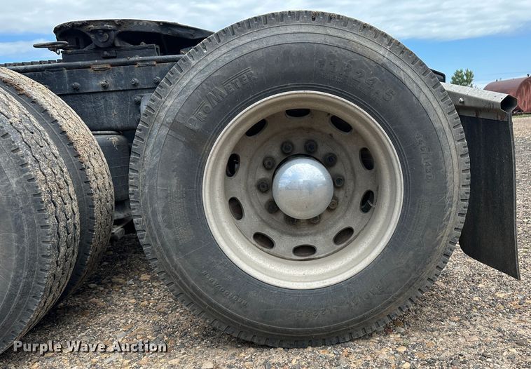 image for item NE9051 2000 Peterbilt 379  semi truck