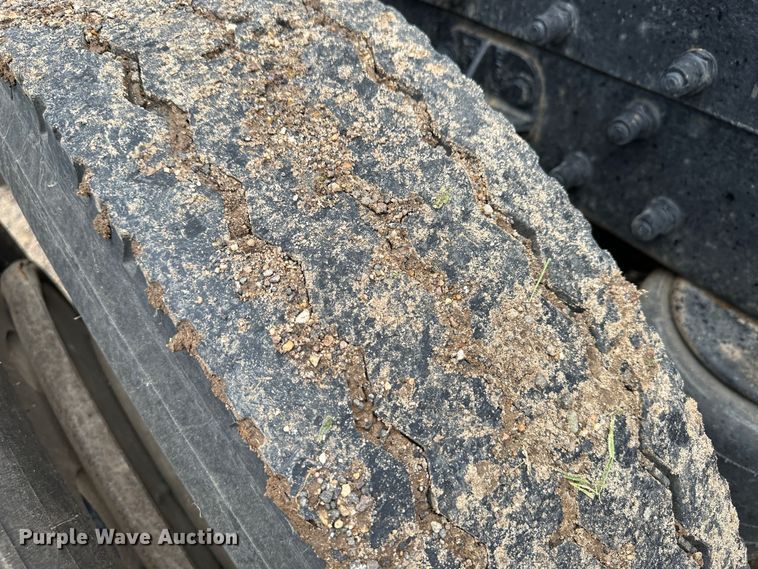 image for item NE9051 2000 Peterbilt 379  semi truck