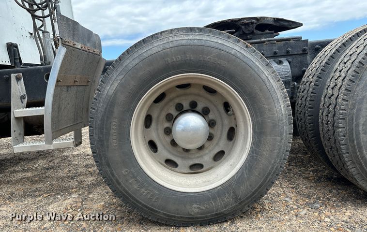 image for item NE9051 2000 Peterbilt 379  semi truck