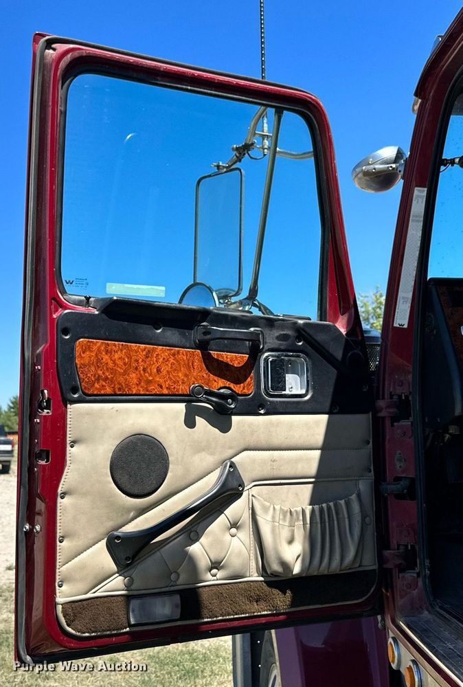 image for item NP9408 2007 Western Star 4900FA  glider kit semi truck