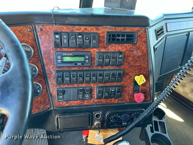 image for item NP9408 2007 Western Star 4900FA  glider kit semi truck