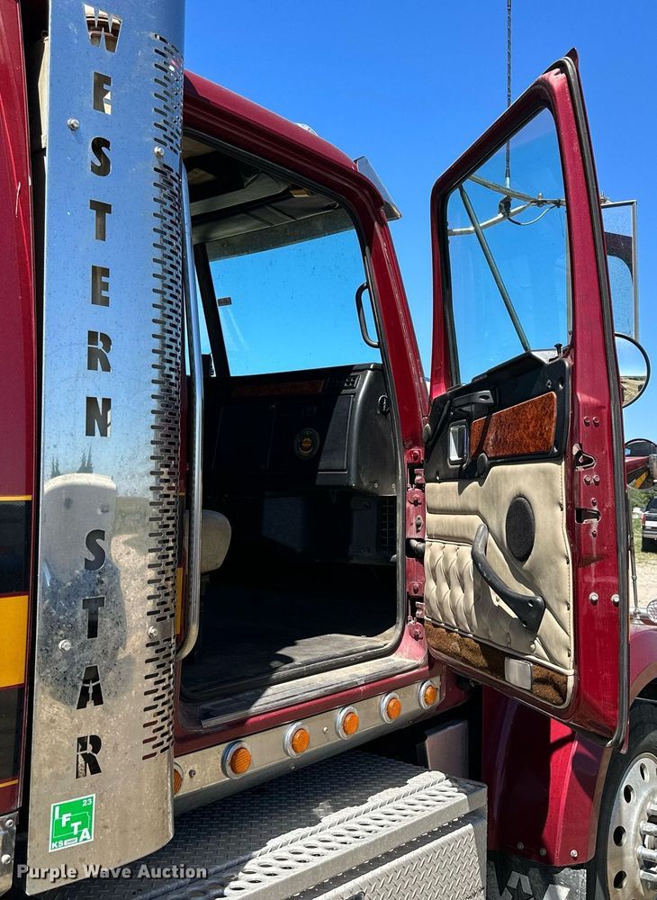 image for item NP9408 2007 Western Star 4900FA  glider kit semi truck