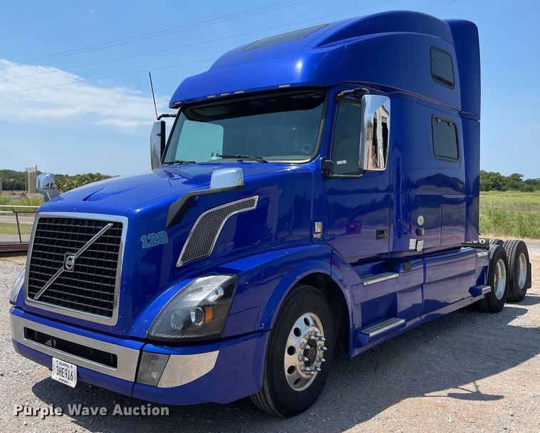 image for item NT9428 2017 Volvo VNL 780  semi truck