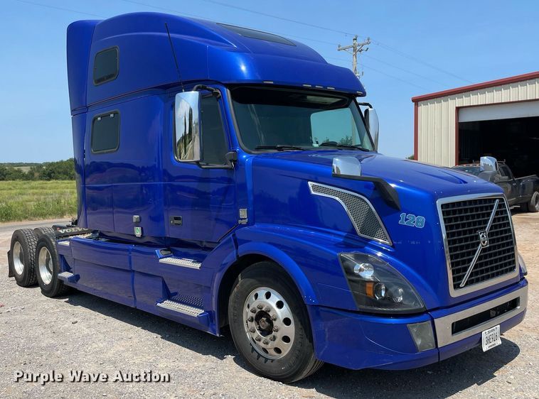 image for item NT9428 2017 Volvo VNL 780  semi truck