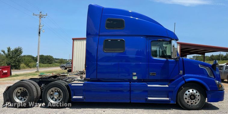 image for item NT9428 2017 Volvo VNL 780  semi truck