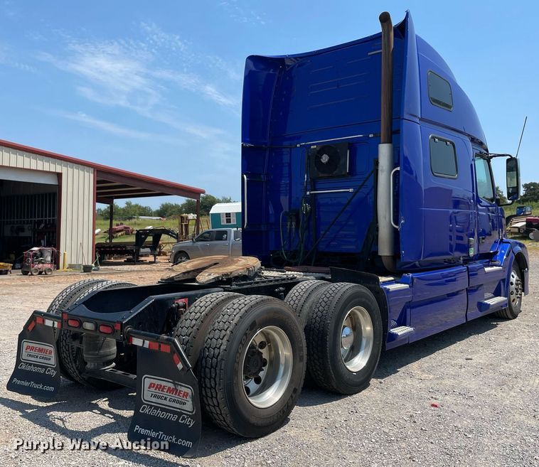 image for item NT9428 2017 Volvo VNL 780  semi truck