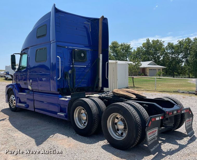 image for item NT9428 2017 Volvo VNL 780  semi truck