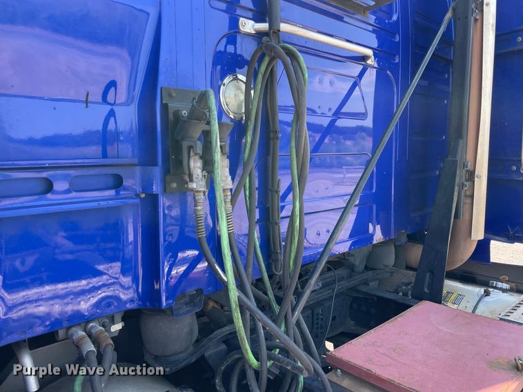 image for item NT9428 2017 Volvo VNL 780  semi truck