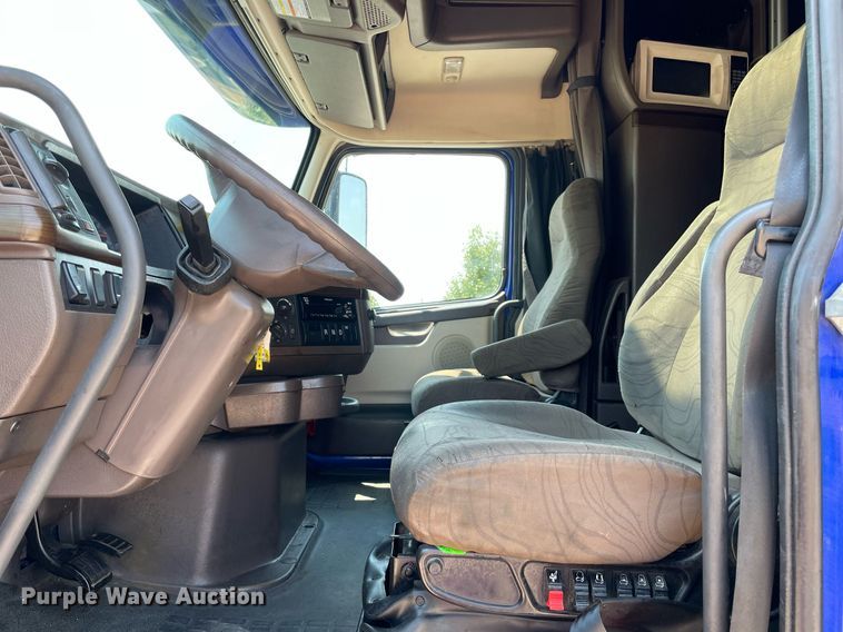 image for item NT9428 2017 Volvo VNL 780  semi truck