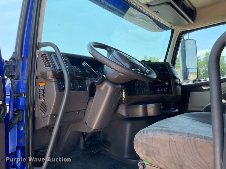 image for item NT9428 2017 Volvo VNL 780  semi truck