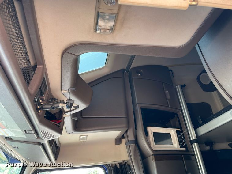 image for item NT9428 2017 Volvo VNL 780  semi truck