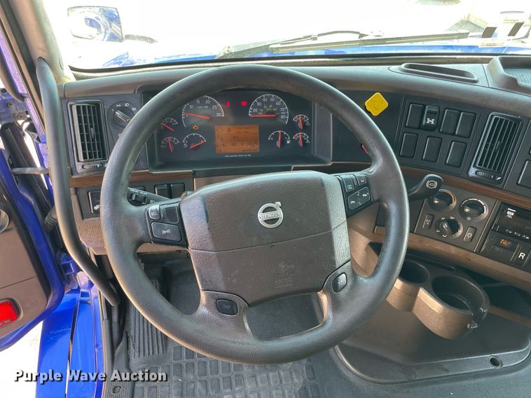 image for item NT9428 2017 Volvo VNL 780  semi truck