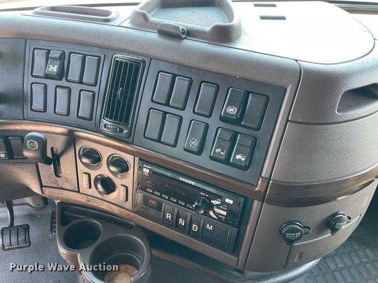 image for item NT9428 2017 Volvo VNL 780  semi truck