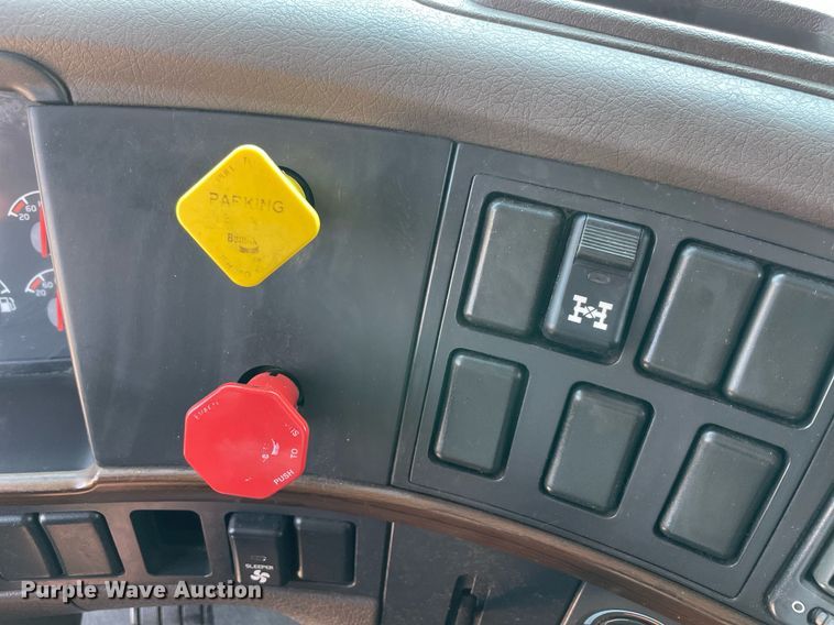 image for item NT9428 2017 Volvo VNL 780  semi truck