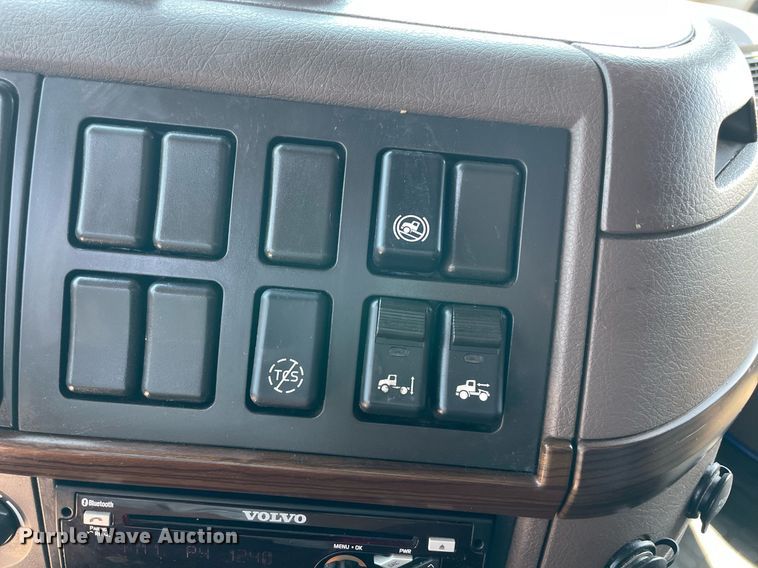 image for item NT9428 2017 Volvo VNL 780  semi truck