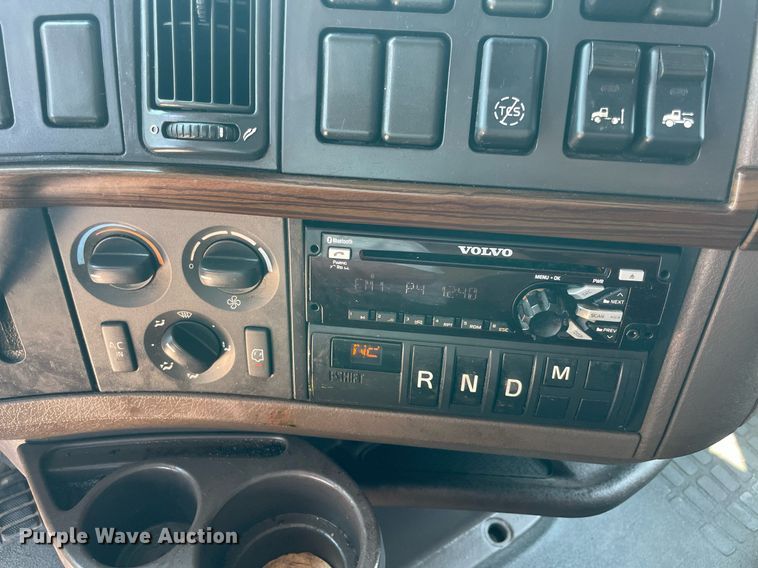 image for item NT9428 2017 Volvo VNL 780  semi truck