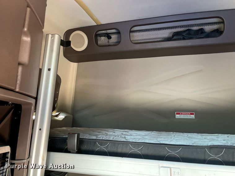 image for item NT9428 2017 Volvo VNL 780  semi truck