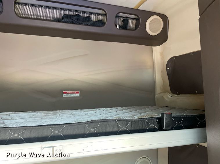 image for item NT9428 2017 Volvo VNL 780  semi truck