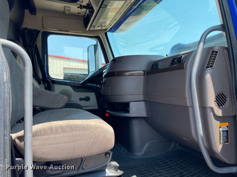 image for item NT9428 2017 Volvo VNL 780  semi truck