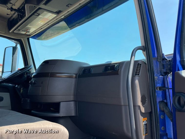 image for item NT9428 2017 Volvo VNL 780  semi truck