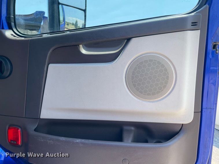 image for item NT9428 2017 Volvo VNL 780  semi truck