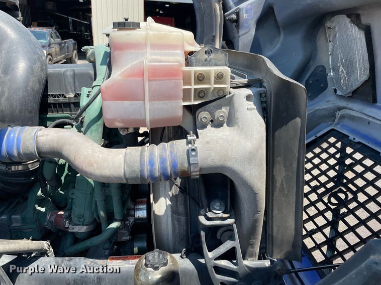 image for item NT9428 2017 Volvo VNL 780  semi truck