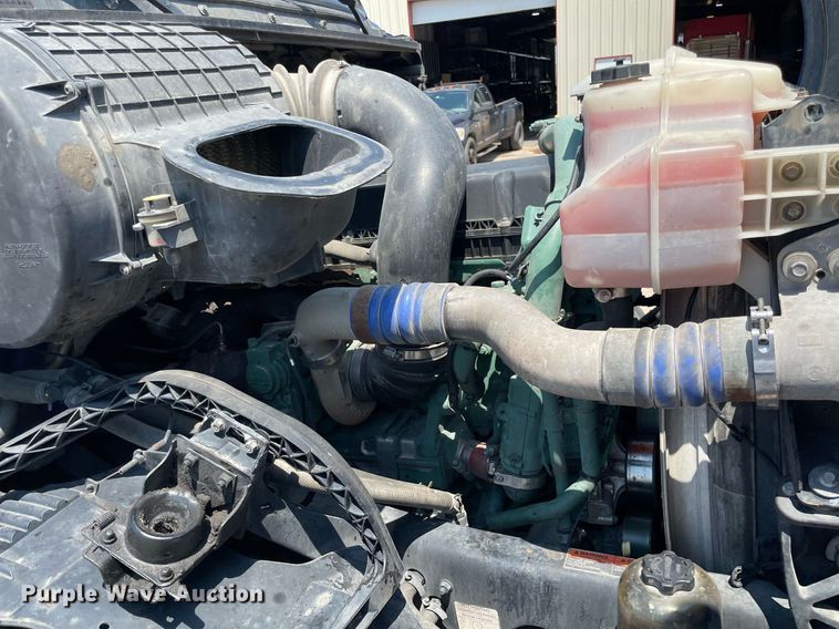 image for item NT9428 2017 Volvo VNL 780  semi truck