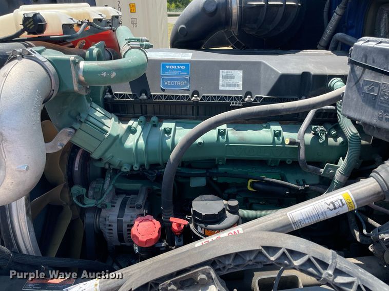 image for item NT9428 2017 Volvo VNL 780  semi truck