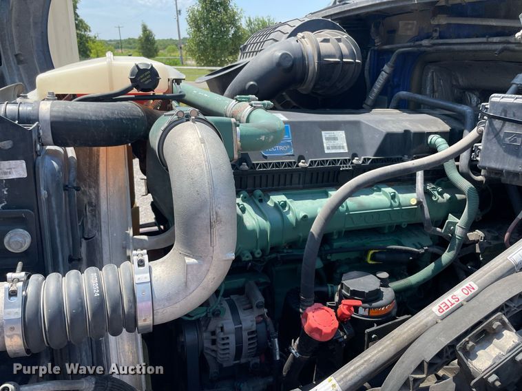 image for item NT9428 2017 Volvo VNL 780  semi truck