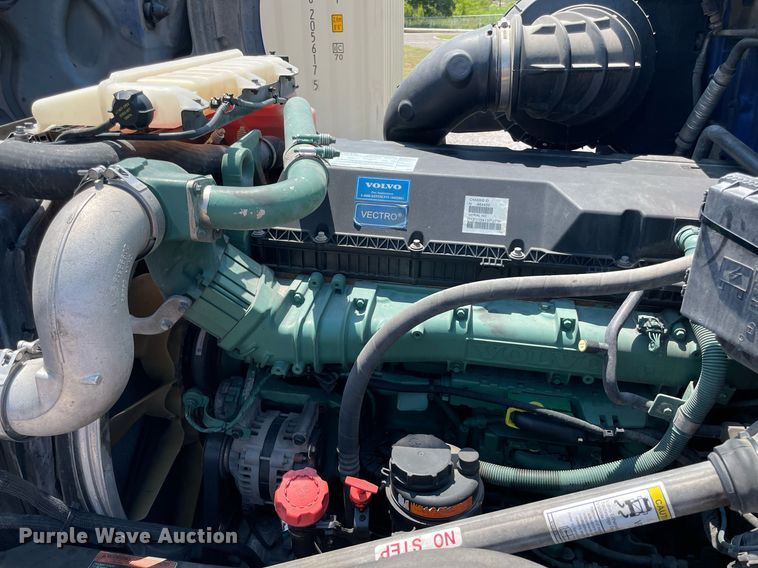 image for item NT9428 2017 Volvo VNL 780  semi truck