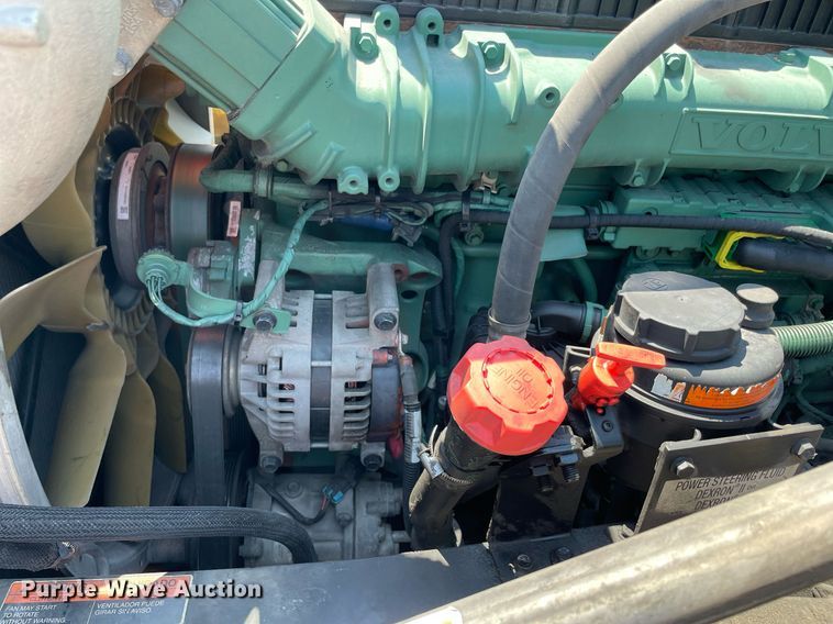 image for item NT9428 2017 Volvo VNL 780  semi truck