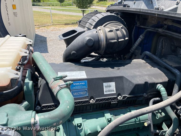 image for item NT9428 2017 Volvo VNL 780  semi truck