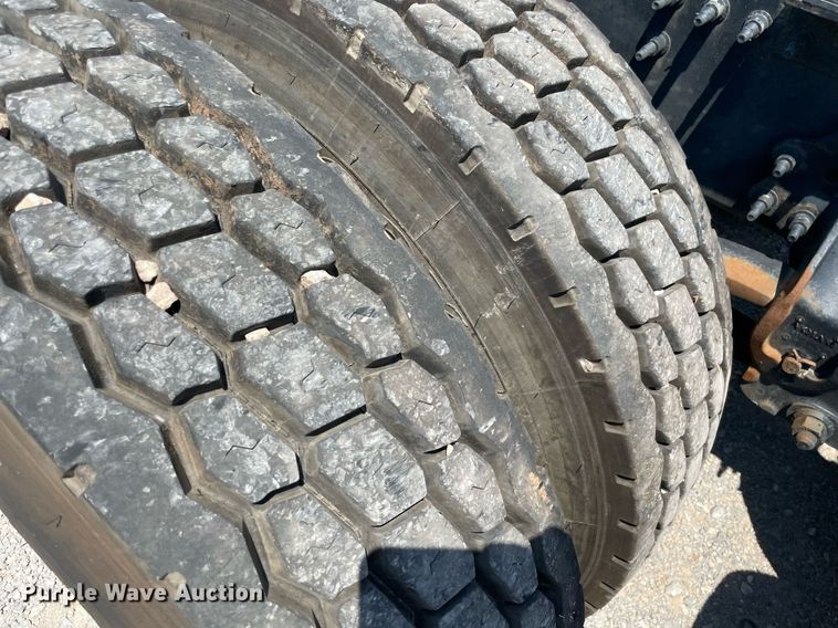 image for item NT9428 2017 Volvo VNL 780  semi truck