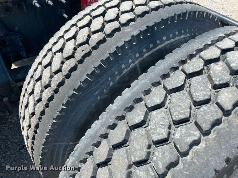 image for item NT9428 2017 Volvo VNL 780  semi truck