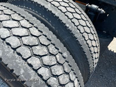 image for item NT9428 2017 Volvo VNL 780  semi truck