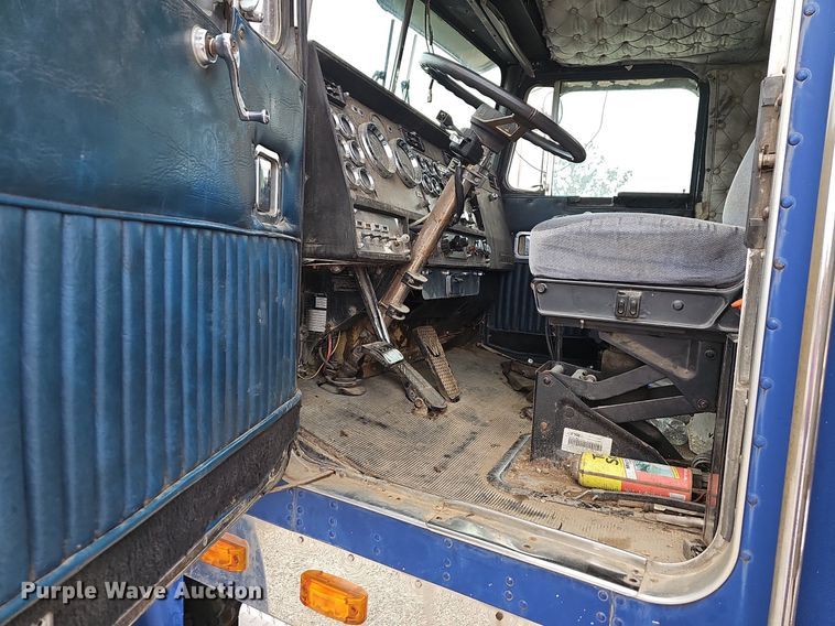 image for item NT9807 1985 Kenworth W900  semi truck