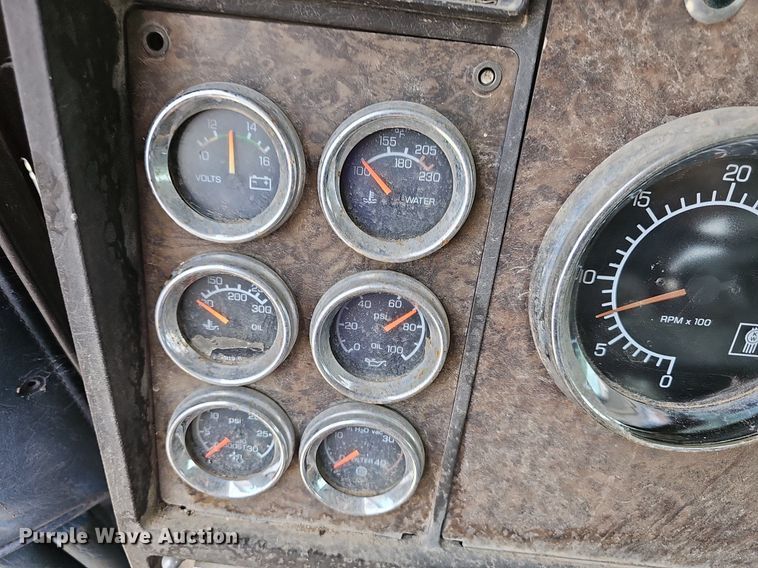 image for item NT9807 1985 Kenworth W900  semi truck