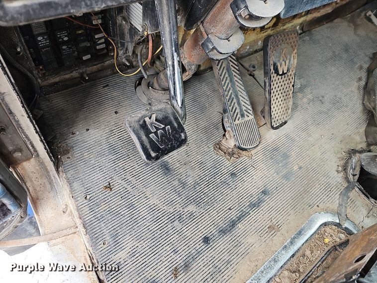 image for item NT9807 1985 Kenworth W900  semi truck