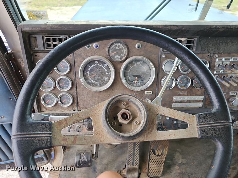 image for item NT9807 1985 Kenworth W900  semi truck