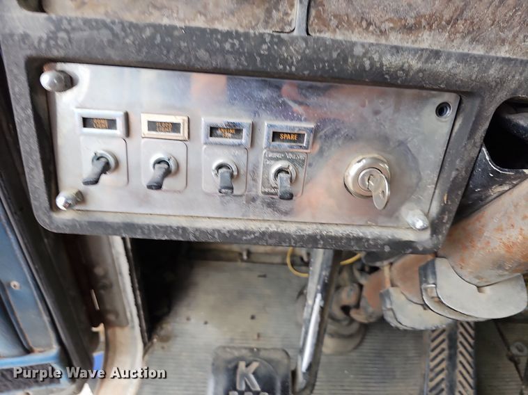 image for item NT9807 1985 Kenworth W900  semi truck