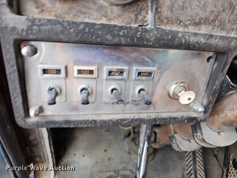 image for item NT9807 1985 Kenworth W900  semi truck