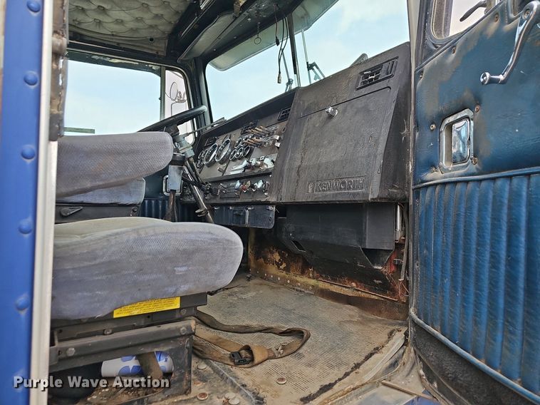 image for item NT9807 1985 Kenworth W900  semi truck