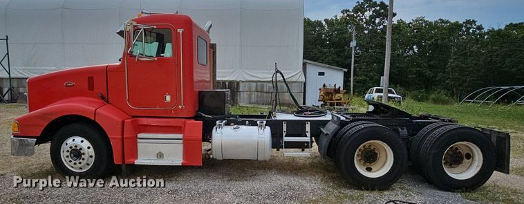 image for item NT9820 2000 Peterbilt 377  semi truck