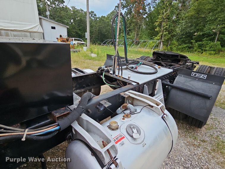 image for item NT9820 2000 Peterbilt 377  semi truck