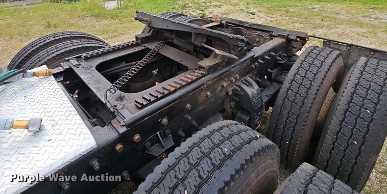 image for item NT9820 2000 Peterbilt 377  semi truck